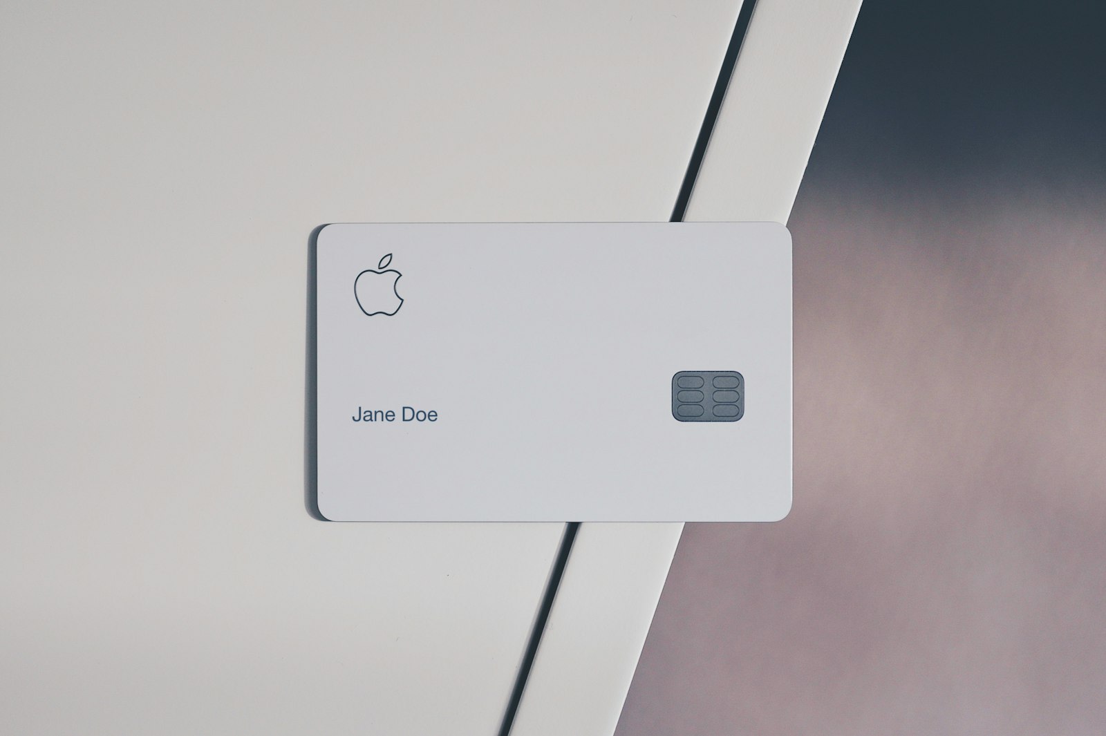 Una Apple Card blanca sobre una superficie lisa