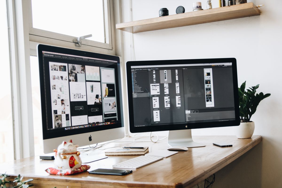 Two Apple desktop computers on a desk, an illustrative photo for a macOS Screen Sharing security update