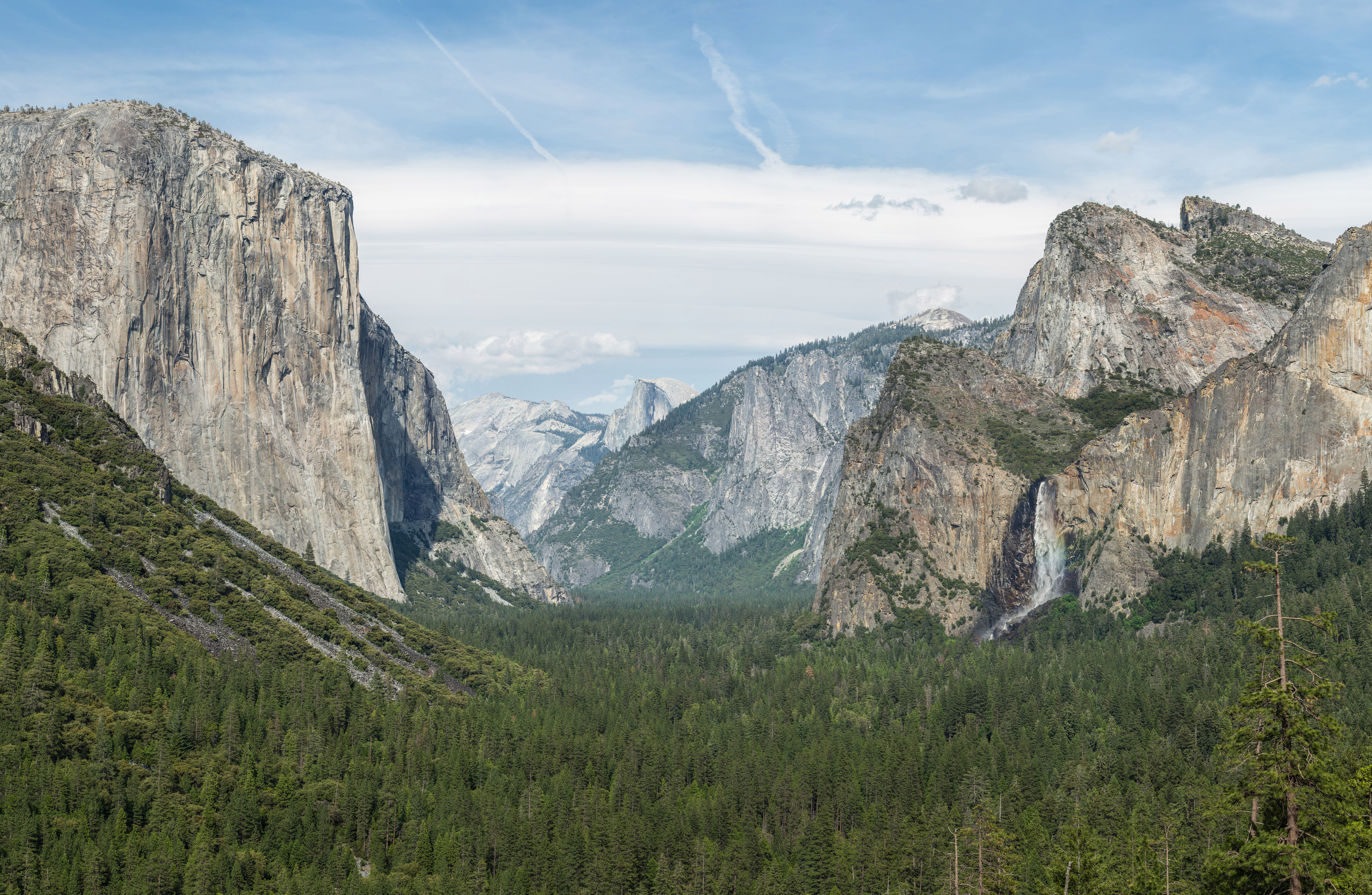 Yosemite Valley viewed from Tunnel View, with El Capitan and Half Dome visible