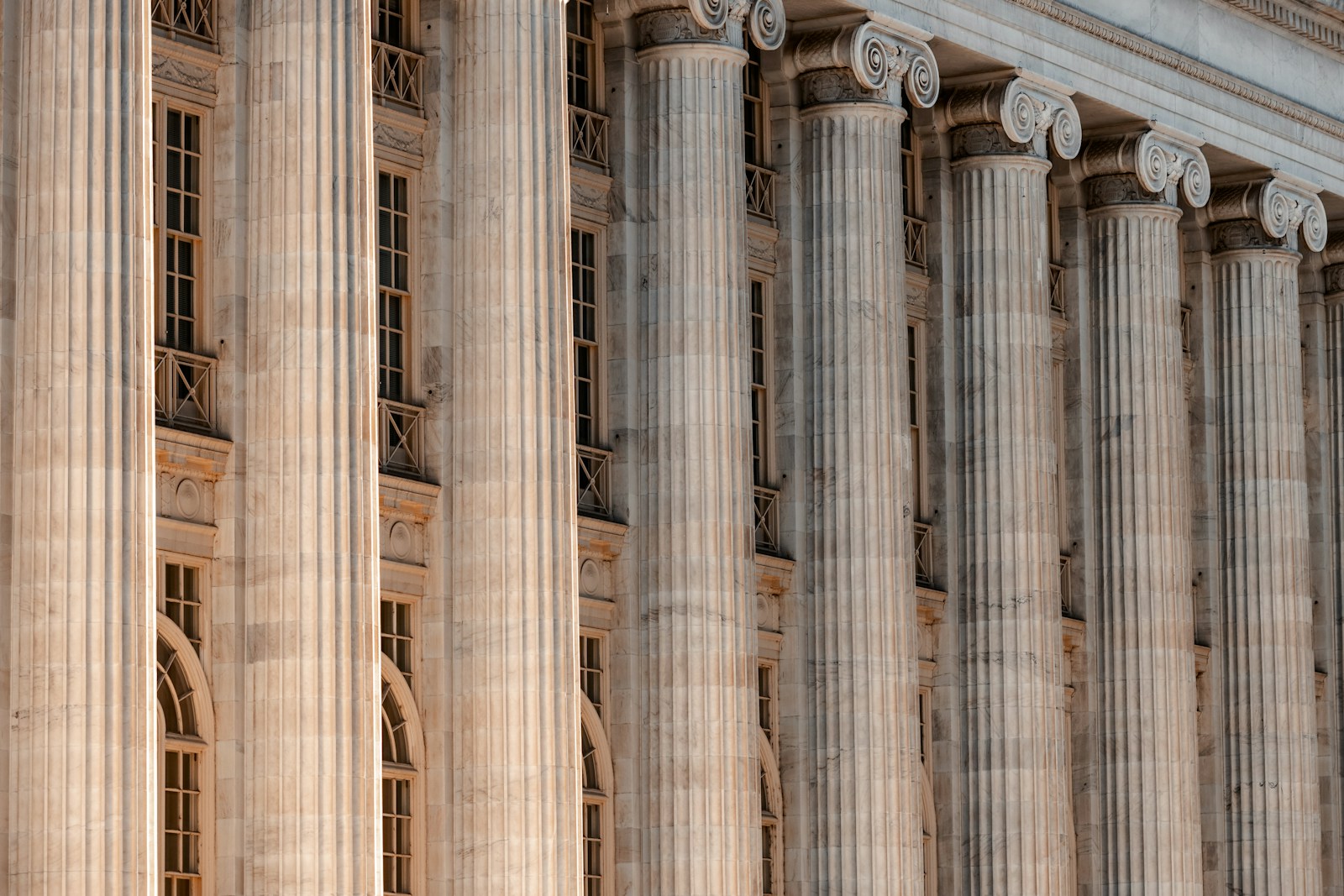 Colonnes d’un palais de justice américain générique ; ce n’est pas le tribunal saisi de l’affaire Apple Pay.