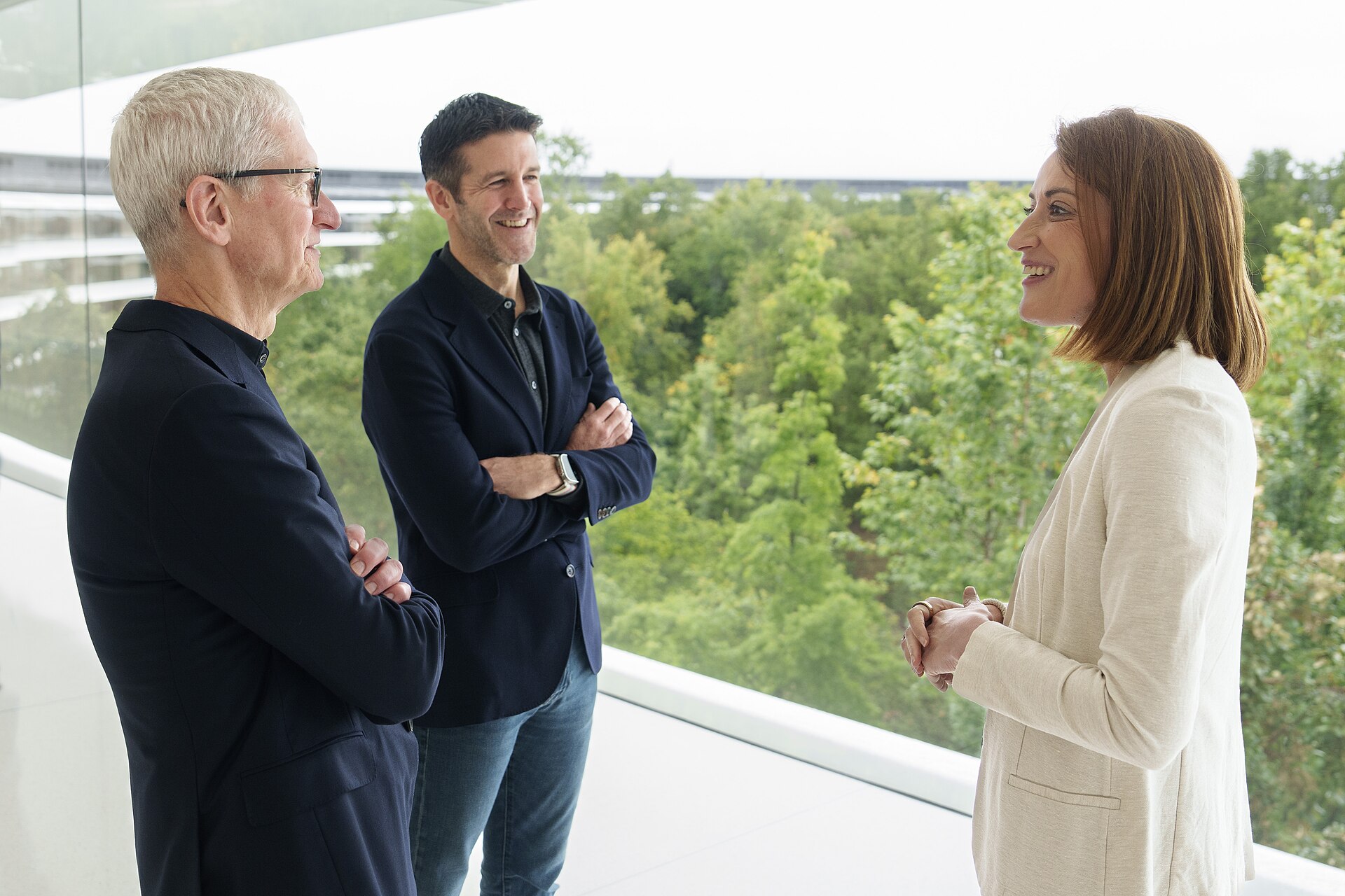 Tim Cook, John Ternus y Roberta Metsola conversan en Apple Park.